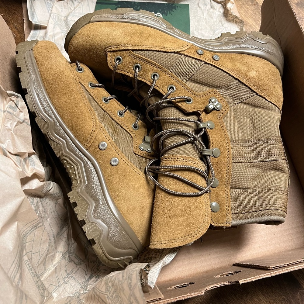 Reckoning 8” Coyote Hot.   Danner Military Boots. Never worn. Size 8.5EE